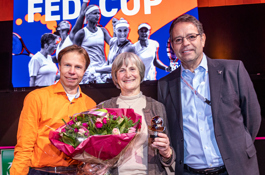 Marijke Jansen ontvangt Fed Cup Commitment Award
