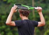 Tennisracket op hoofd