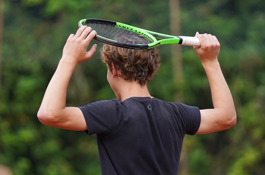 Tennisracket op hoofd