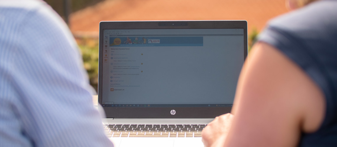 Laptop werken tennisbaan