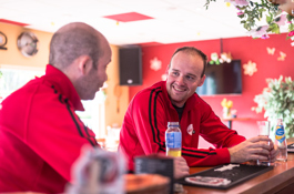 Mannen aan bar in kantine