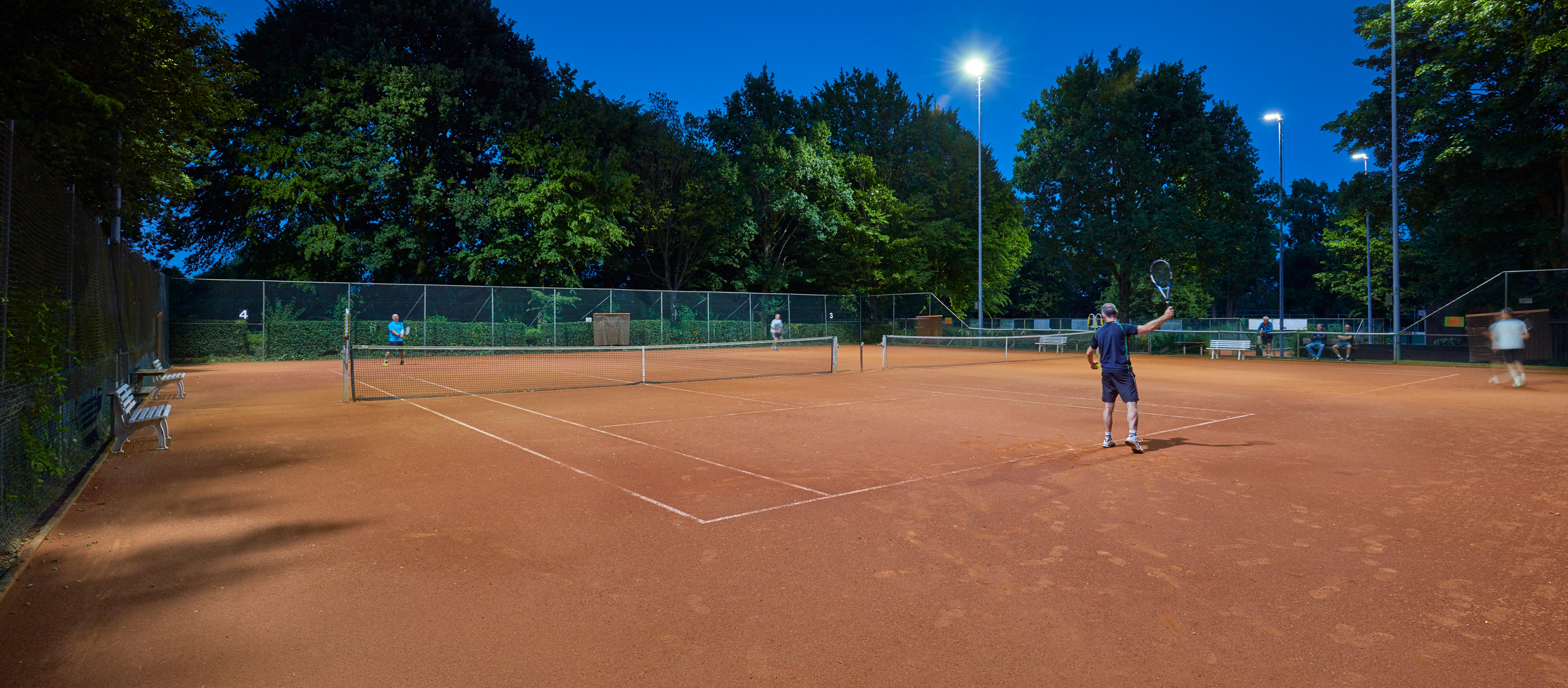 Verlichte Tennisbaan