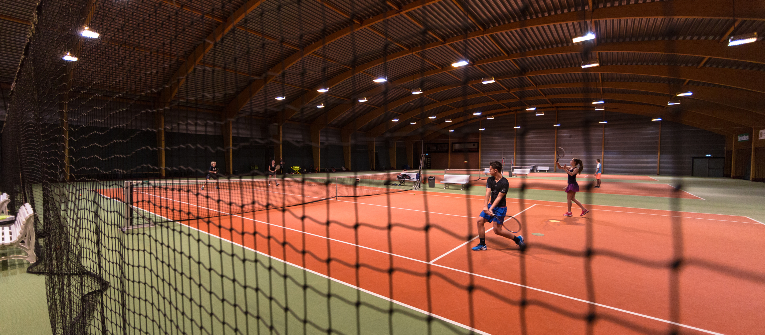 Tennishal hal met net