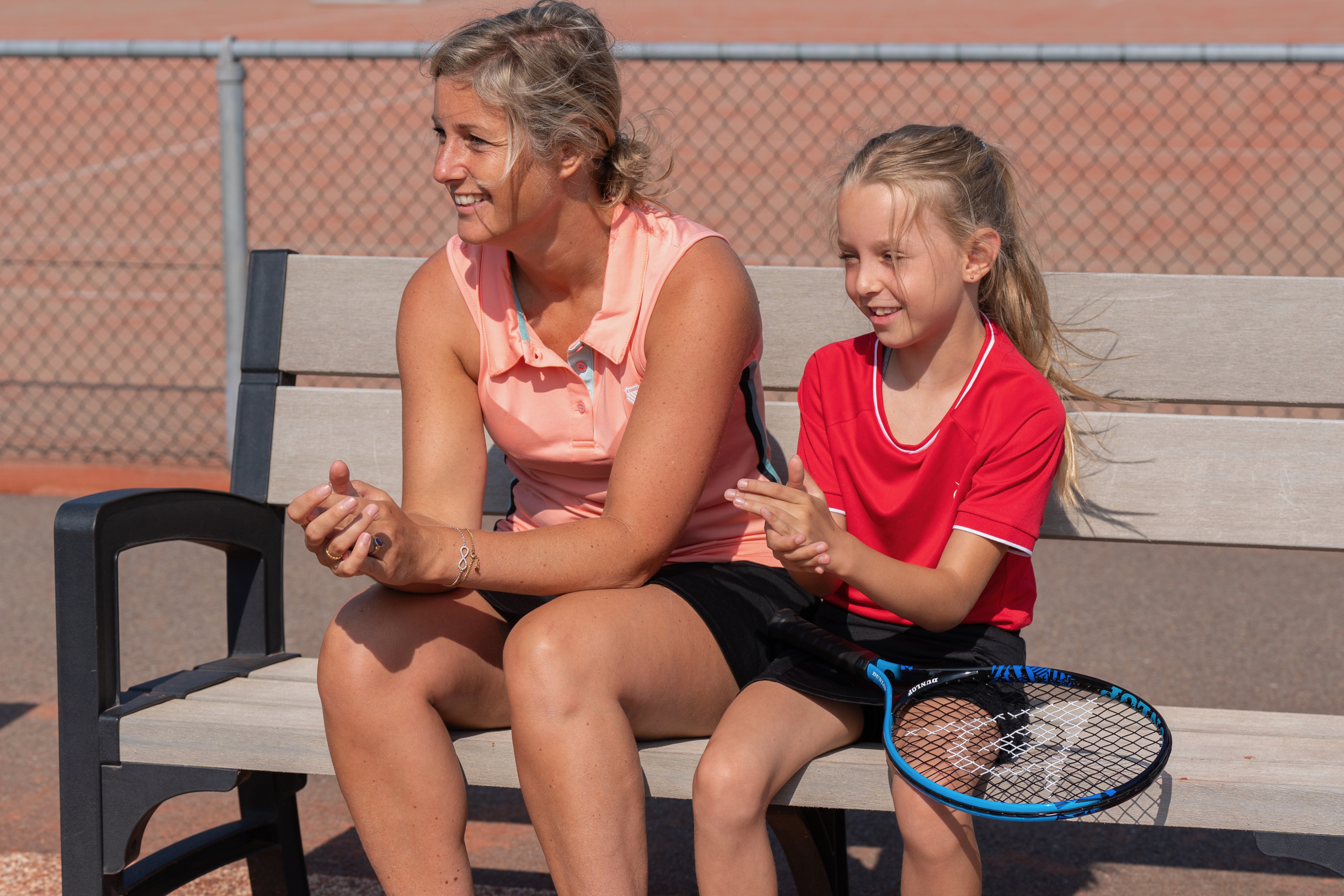 Moeder met kind langs de baan