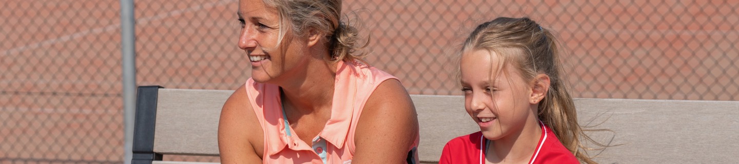 Moeder met kind langs de baan