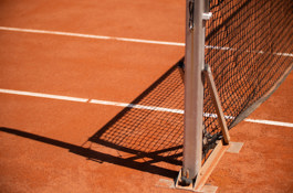 Tennisbaan lijnen netpaal
