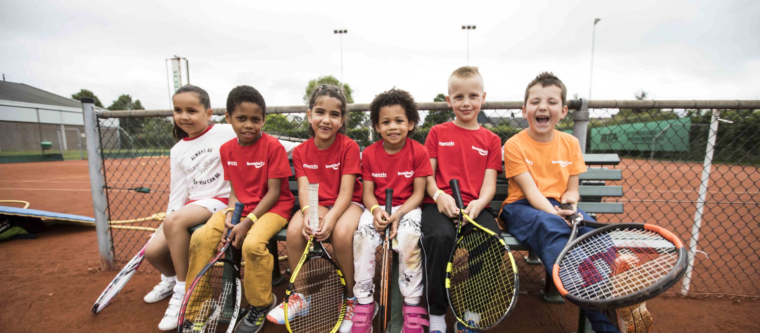 Tenniskids Rood Oranje Op Bankje 2017