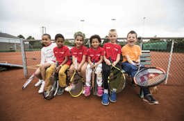 Tenniskids Rood Oranje Op Bankje 2017