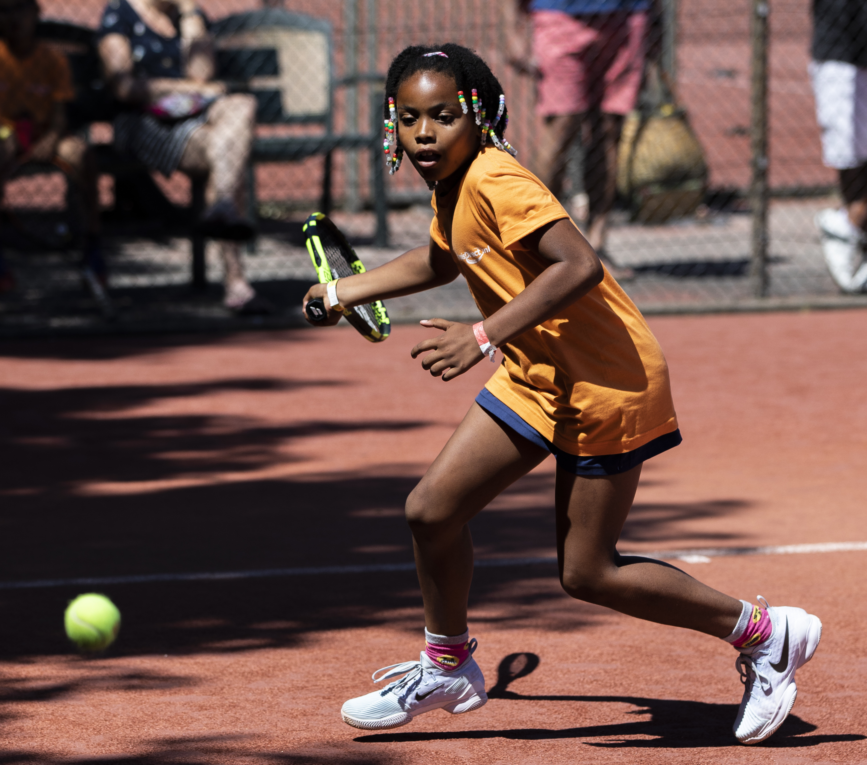 tenniskids oranje forhand diversiteit dreads