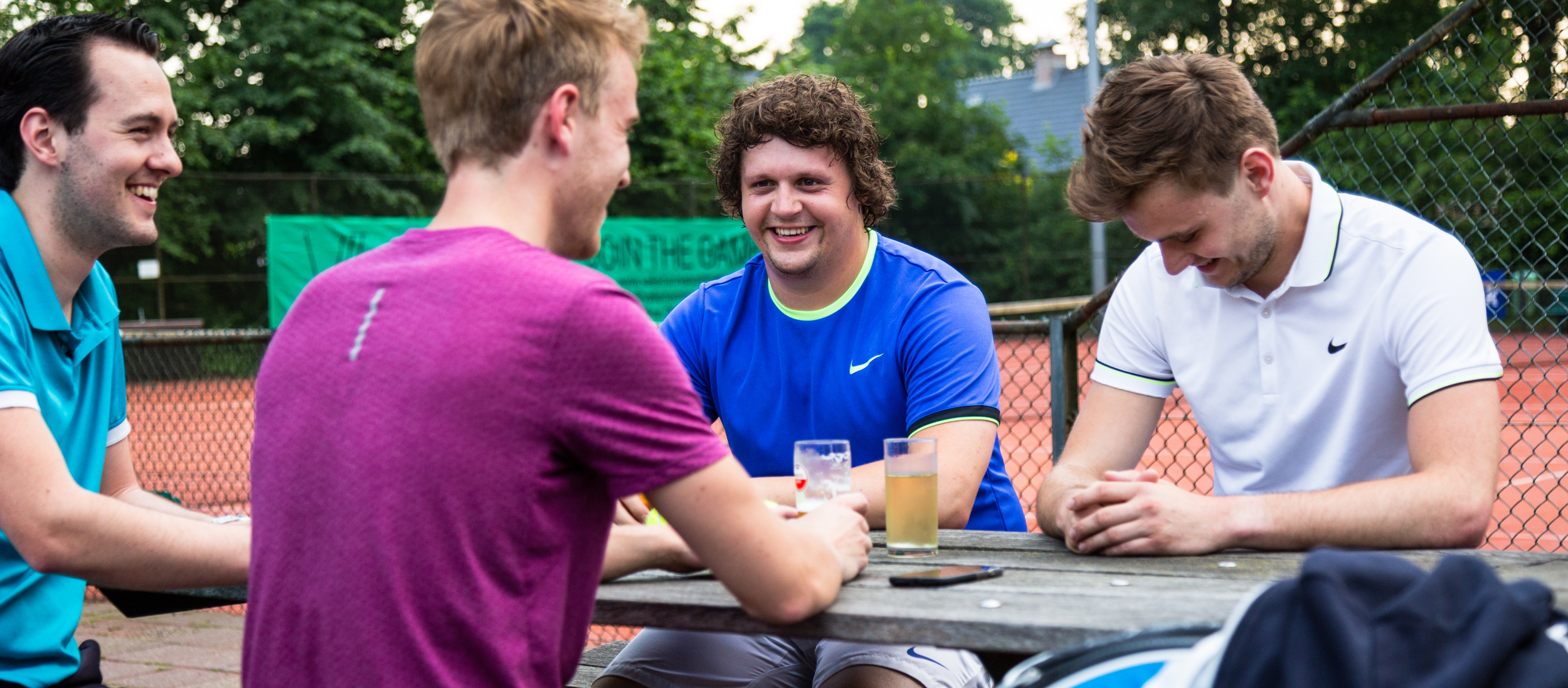 Tennis vrienden samen drinken