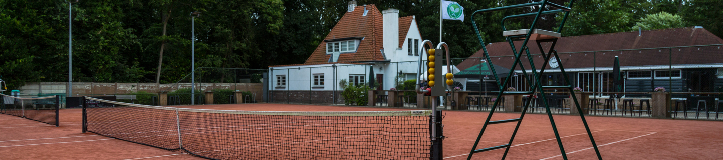 vereniging tennisbaan met scheidsrechtersstoel gravel