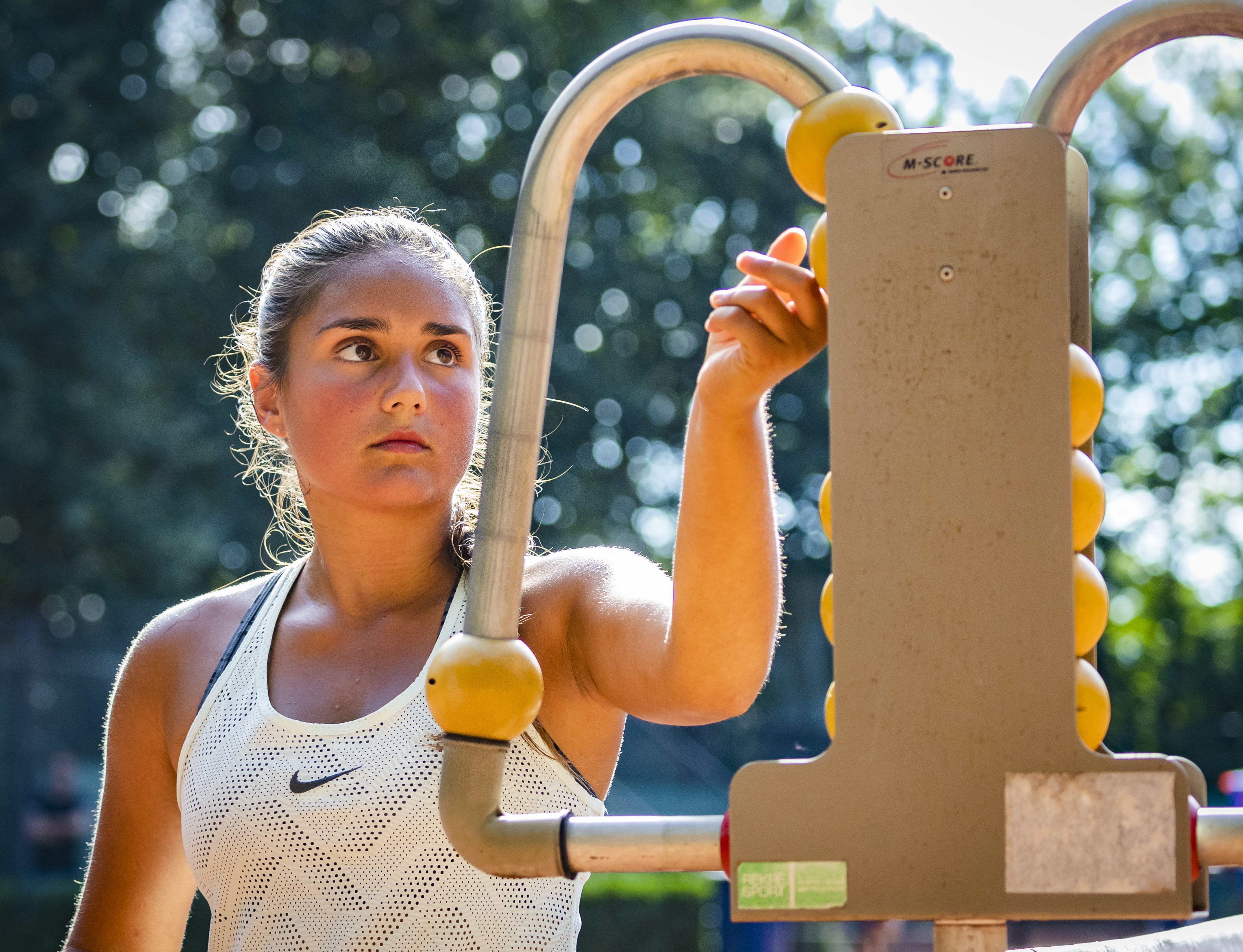 Meisje scorebord aanpassen