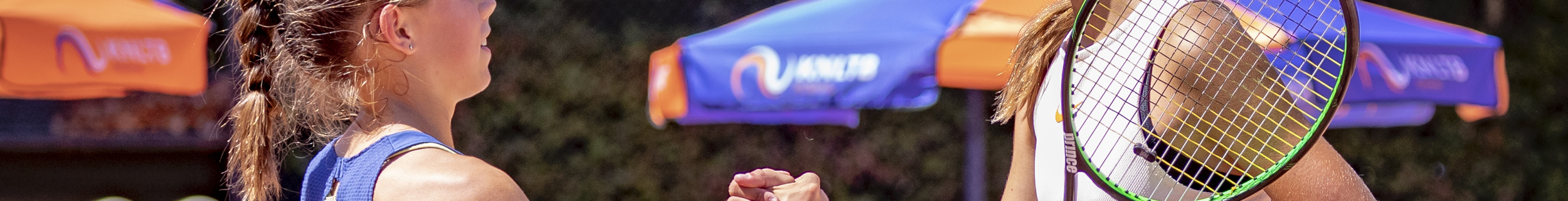 Jeugd hand schudden bij net respect