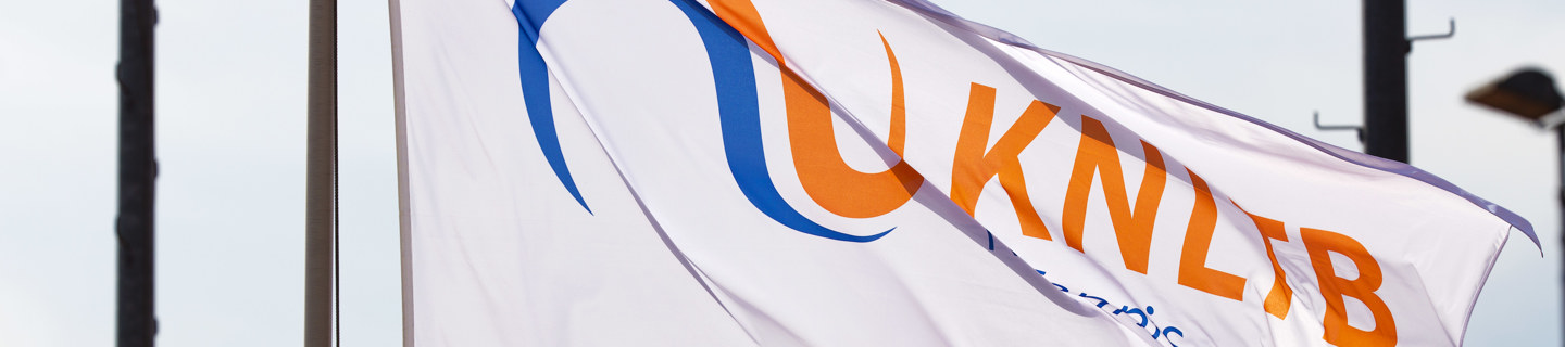 KNLTB Vlag wapperen wind